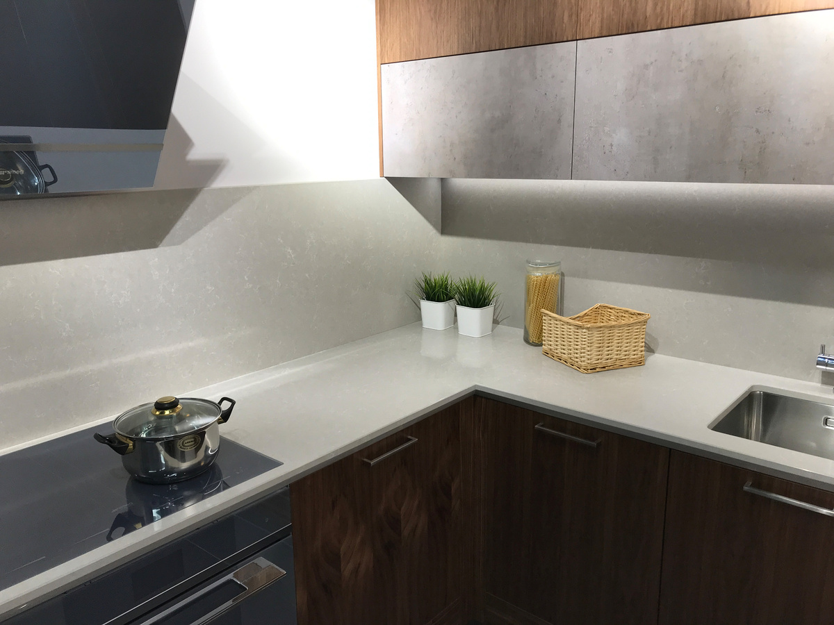 Шов между столешницей и фартуком без плинтуса. Кварц Noble Ivory White от TechniStone