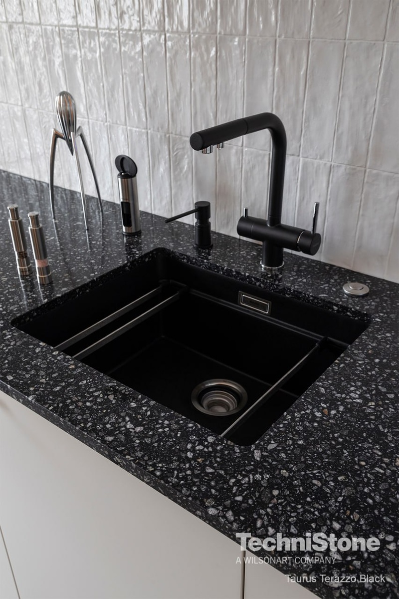 Укладка плитки после установки кухни. Столешница из кварца Taurus Terazzo Black от TechniStone. Проект выполнен компанией S-KAYN. Дизайнер Арсений Лисниченко.
