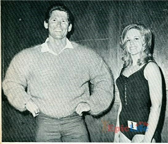 и безразмерный свитер никак не умаляет широченные и объемнейшие плечи)