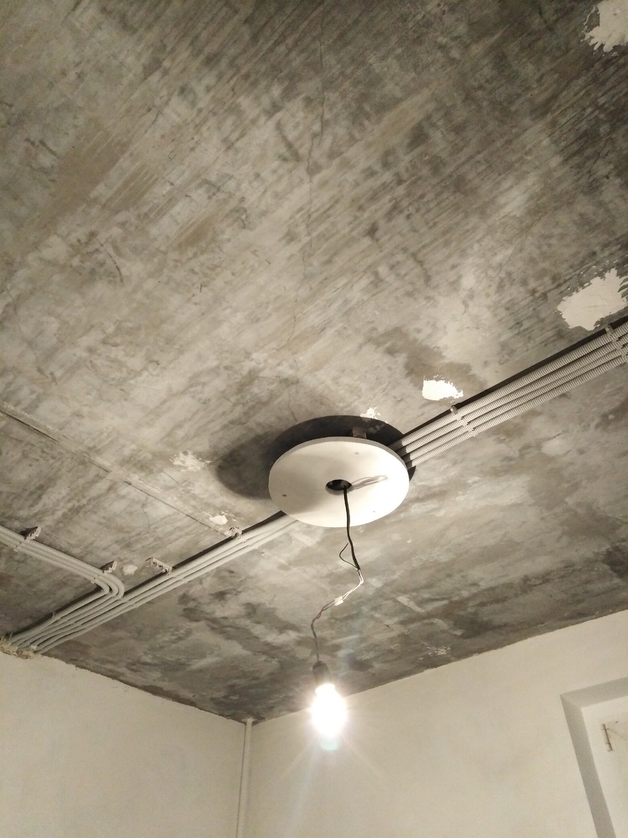 Фото 2. Разводка электрических кабелей по потолку