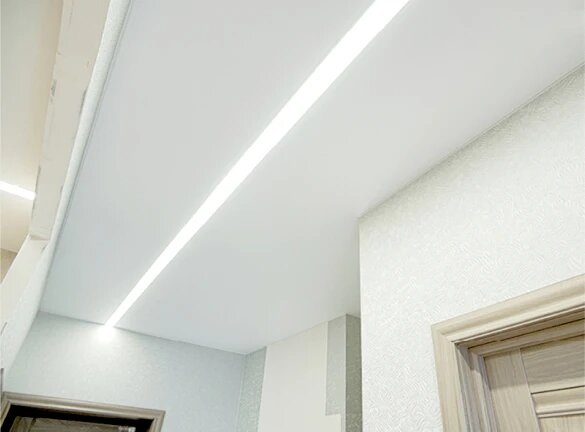 Фото 1. Натяжной потолок с подсветкой