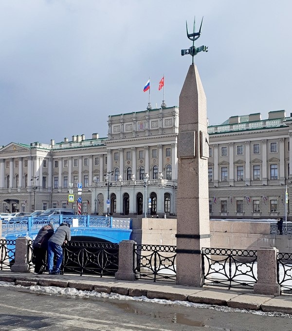 Трезубец Нептуна у Синего моста в Петербурге с отметками сильнейших наводнений фото из личного архива, 2022//