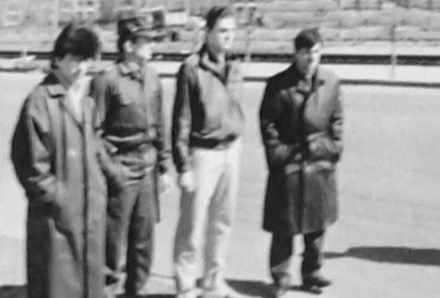 Аркадий Мокеев (второй справа) на следственном эксперименте

Кадр: телепередача «Следствие вели...»