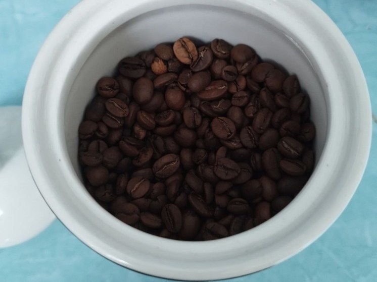     Растворимый кофе по составу витаминов и антиоксидантов проигрывает настоящему из зерен. Фото: «МК в Великом Новгороде»