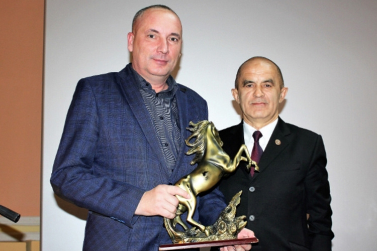    По версии следствия, в период с 2016 по 2017 год Фаттахов требовал от директора агрофирмы актанышского ООО «Чишма» Рафика Сахабетдинова (слева на фото) безвозмездно передать ему часть своего имущества.   
Фото: agro.tatarstan.ru