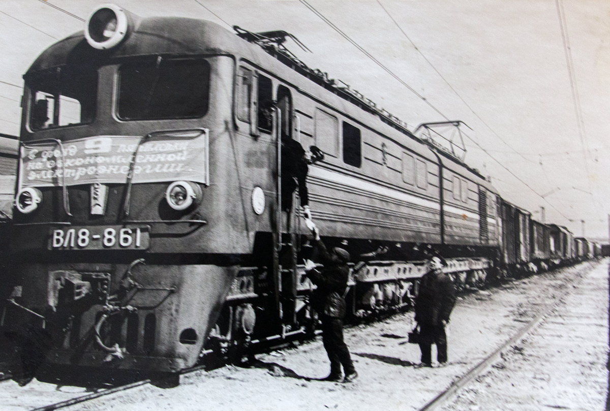 Электровоз ВЛ8-861 в депо имени Ильича. Фото из архива депо, источник фото – trainpix.org