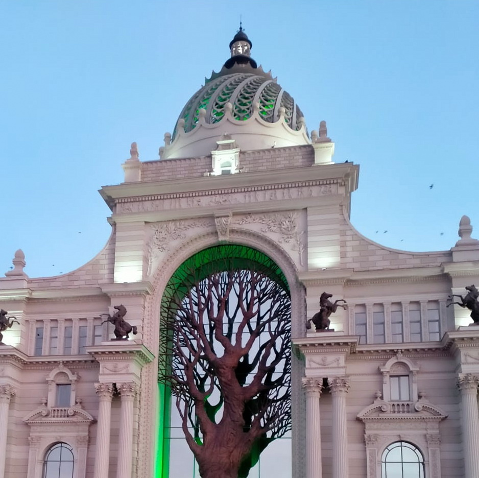 Арка с бронзовым деревом