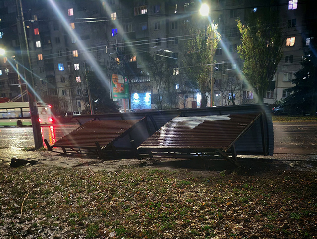    На улице Веспремской ветер повалил остановочный комплекс