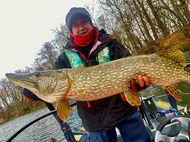    «Это маман, ребята!» – 7-килограммовую щуку Евгений Пинаев поймал в Рыльском районе