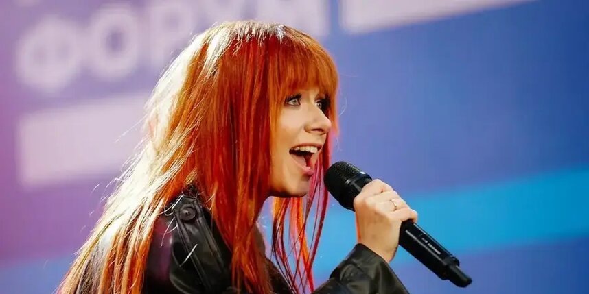    Юлия Савичева исполнила новую версию песни Юры Шатунова вживую в радиоэфире.из архива ГПМ Радио