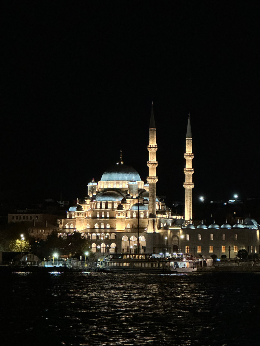 Вечером мечети подсвечиваются супер 👍🏻