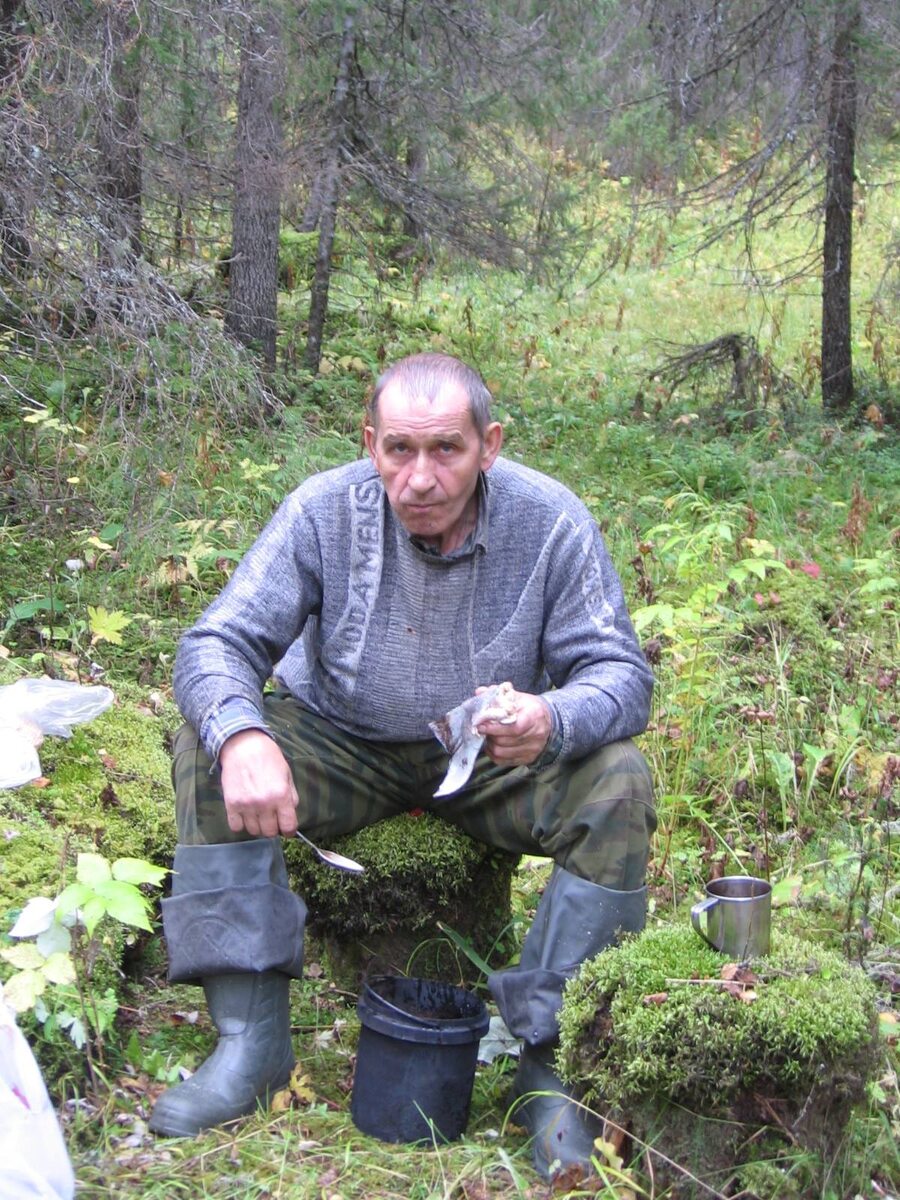 Тот самый аутентичный котелок. И не менее аутентичный Сергеич. Причем еще с родным костяным коленом, фотографии лет 10 примерно.