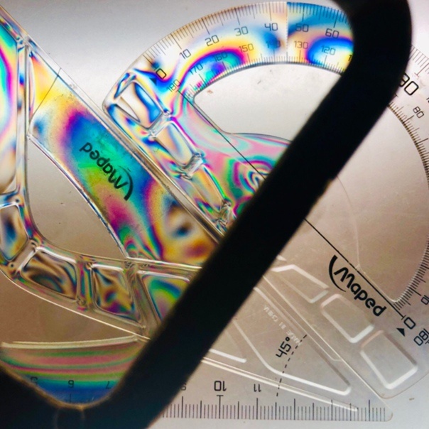 Обычная прозрачная линейка, вид через поляризатор