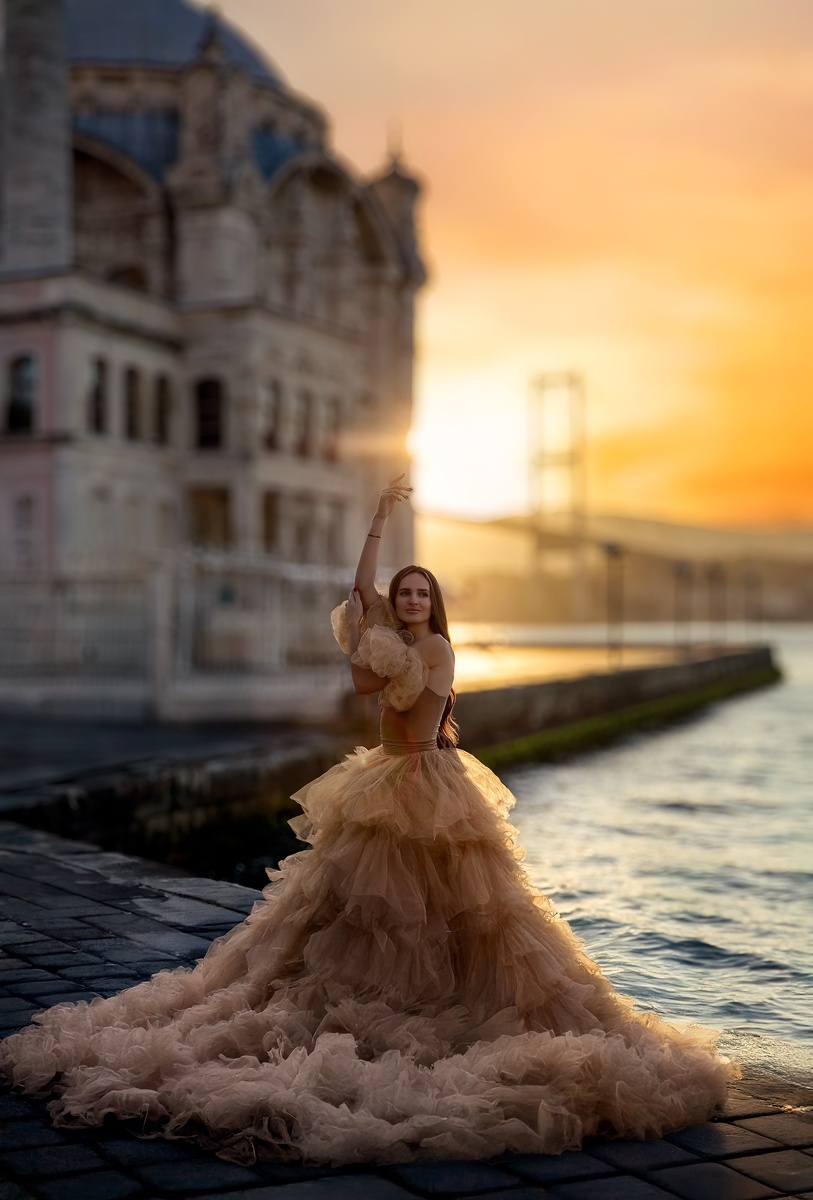 Фотографировала нас наша русская девочка Катрин, которая живет в Стамбуле уже 5 лет и даже говорит на турецком. https://www.instagram.com/istanbul_tiffany_photo у нее большой выбор платьев, которые она привозит на съемку, у нее есть помощники, свет, все необходимое для незабываемой фотосессии в Стамбуле 