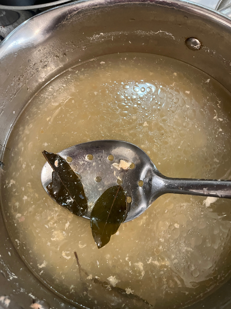 Варите бульон без спешки, лучше всего на ночь. Положите сразу лаврушку, перец горошком, слегка посолите. На муть не обращайте внимания, бульон дважды процедим. Фото автора.