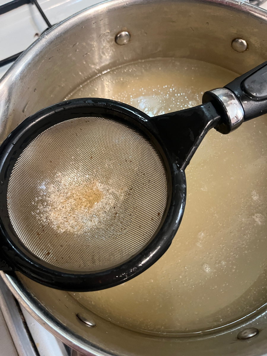 Рыбный бульон надо цедить тщательно. Его прозрачность должна быть безупречной. Фото автора