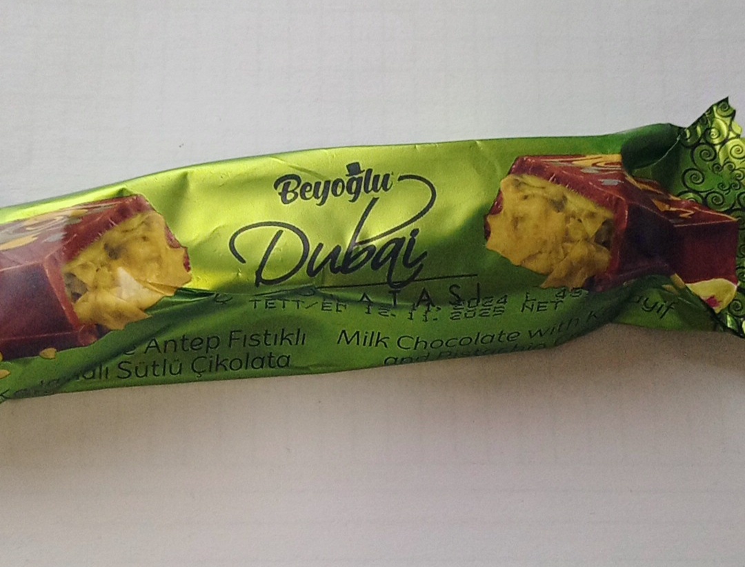 Фото автора. Шоколад понравился, похож на халву. Но мне кажется, без кусочков кадаифа он был бы вкуснее. И цена высоковата. За такие деньги я лучше коробку Рафаэлло куплю.