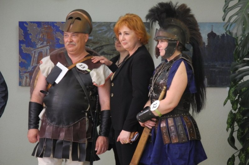 Евгения Блинчик в доспехе гоплита первого ряда. Сергей Малышев, реконструкция кожанного доспеха. Оба доспеха по раскопочным материалам северного Причерноморья, IV-III вв. до н.э. Фото Галины Малышевой.