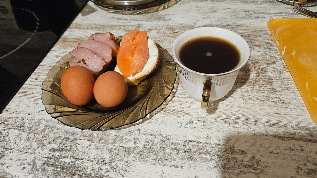 Завтрак. Яйца, бутер с карпаччо, бутер , сыром творожным и форелью. 342 ккал.