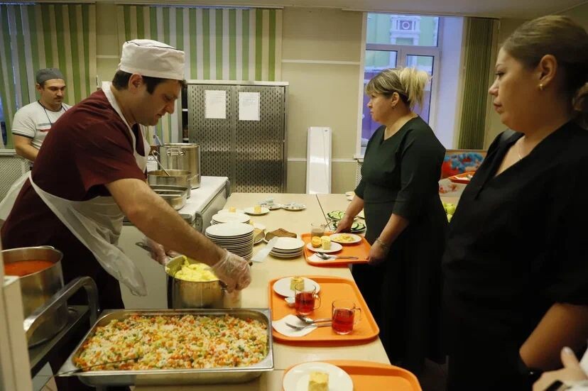    Школьная столовая в Норильске. Фото Мария Соколова "Северный город".