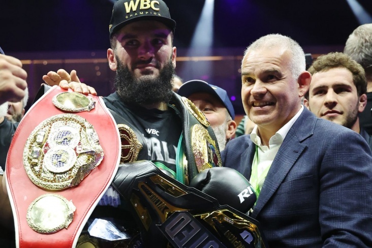 Бетербиев получил чемпионский пояс