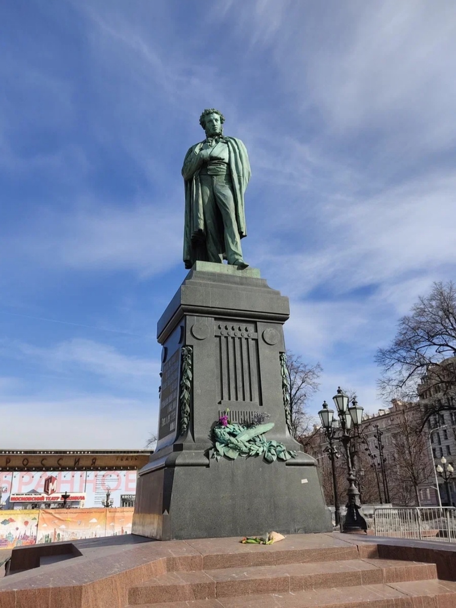 Памятник Пушкину на Пушкинской площади. Опекушин.