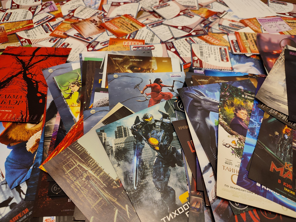 Фото из личной коллекции. Публикация фото преследует в информационные цели. А так же цель дискуссии на тему понравившихся фильмов и флаеров к ним. На фото флаеры с премьер фильмов, которые я посетил. Фото не является рекламой и  размещаются не для продажи товаров или услуг. Это листовки фильмов, которые уже давно прошли и носят лишь коллекционный характер. Все материалы принадлежат правообладателям.