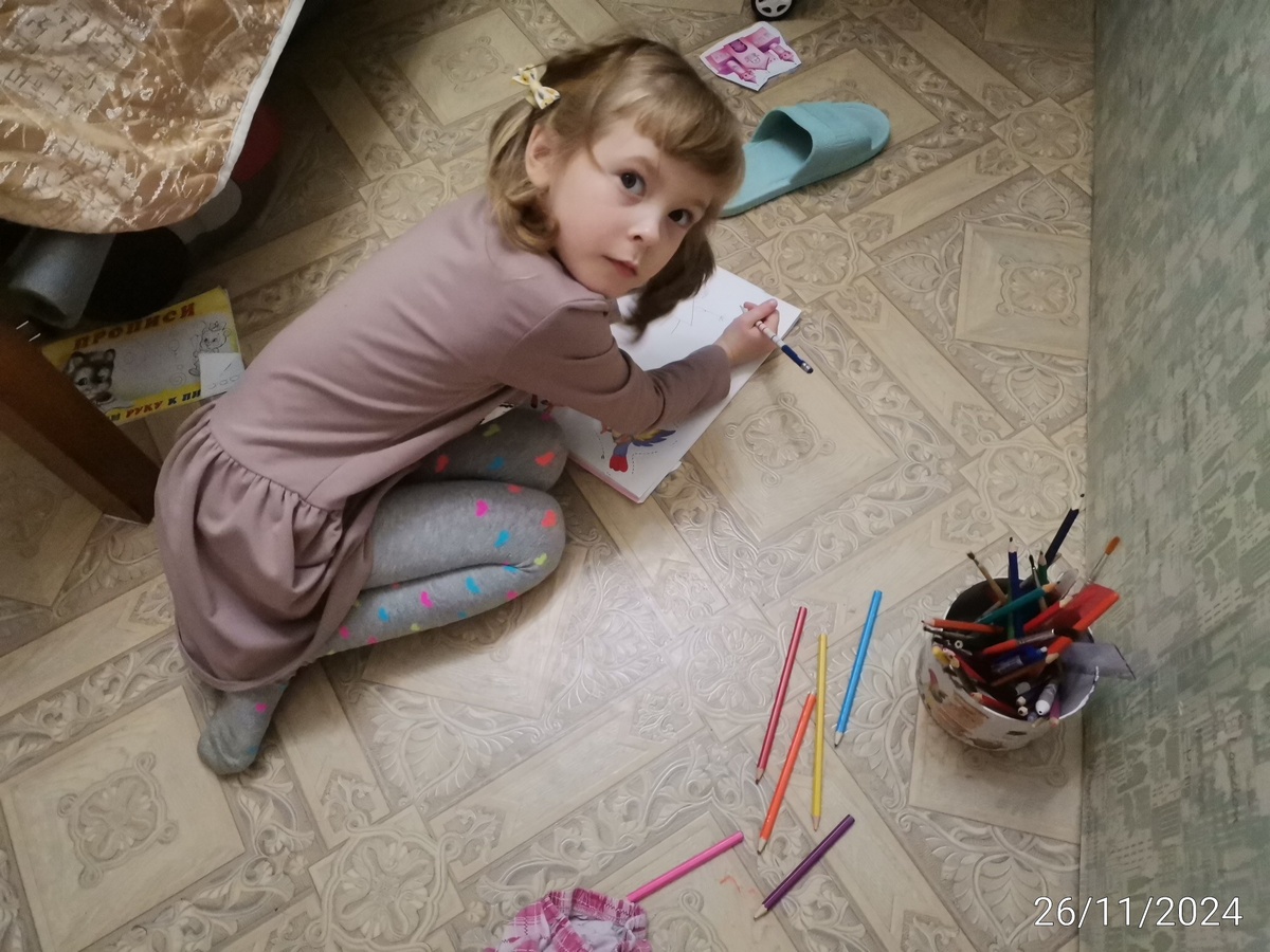 Рисует на полу 