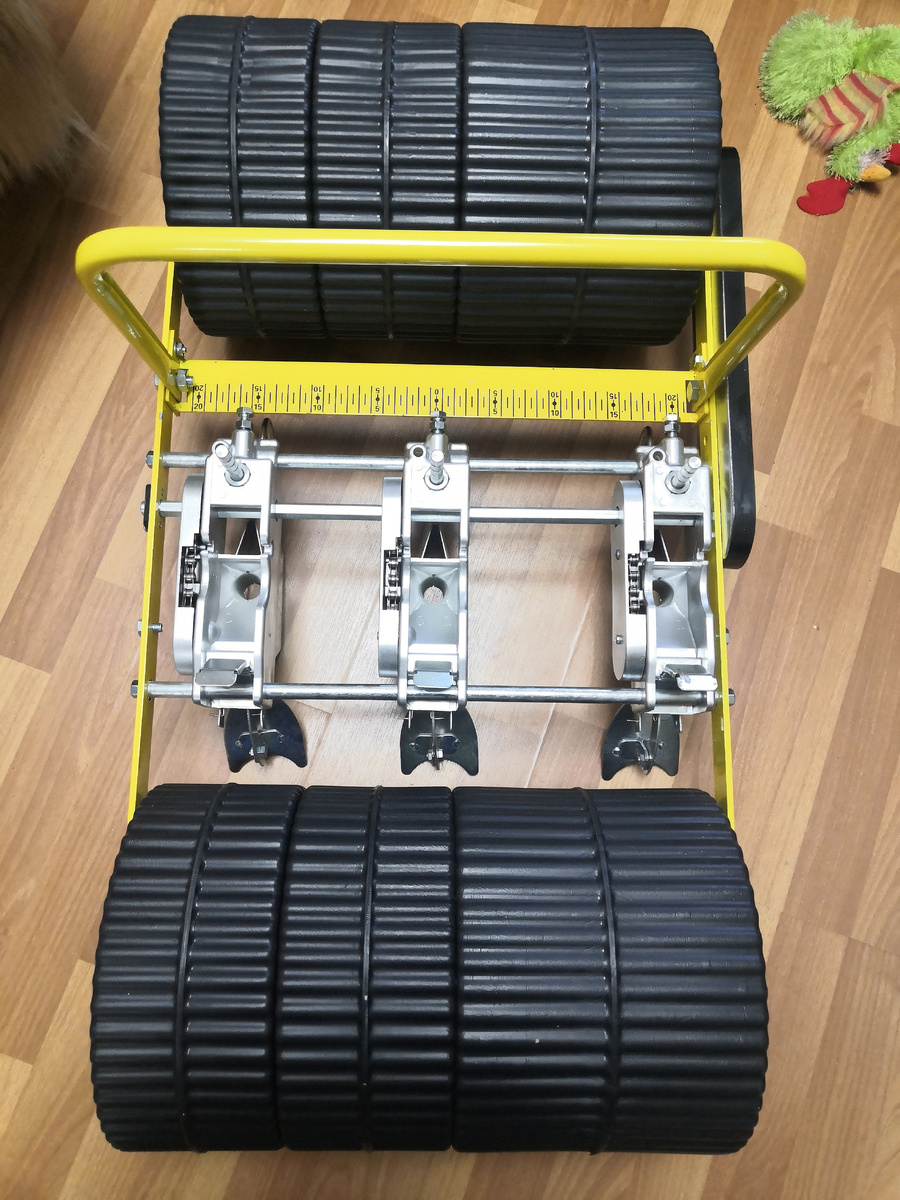 Это вид сверзу, няты ручки. сбоку, справа, вверху кожух с цепной передачей