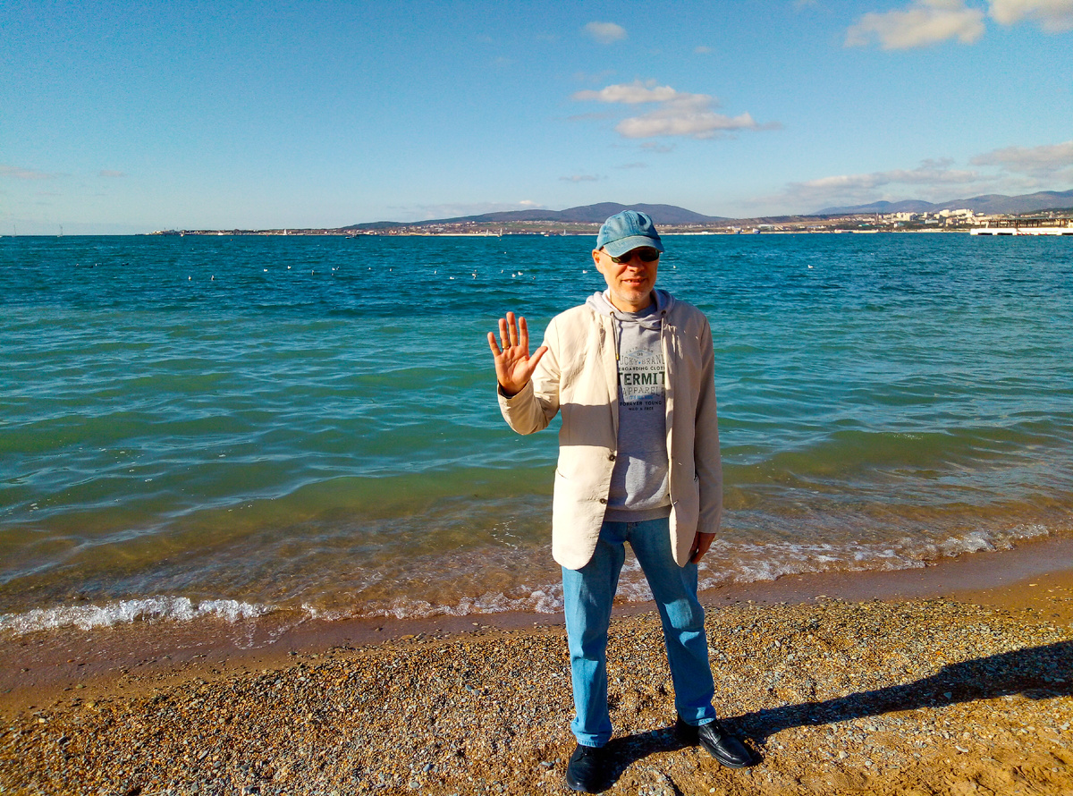 Михаил Лекс — автор рассказа на берегу Чёрного моря в Геленджике осенью. Листайте вправо>