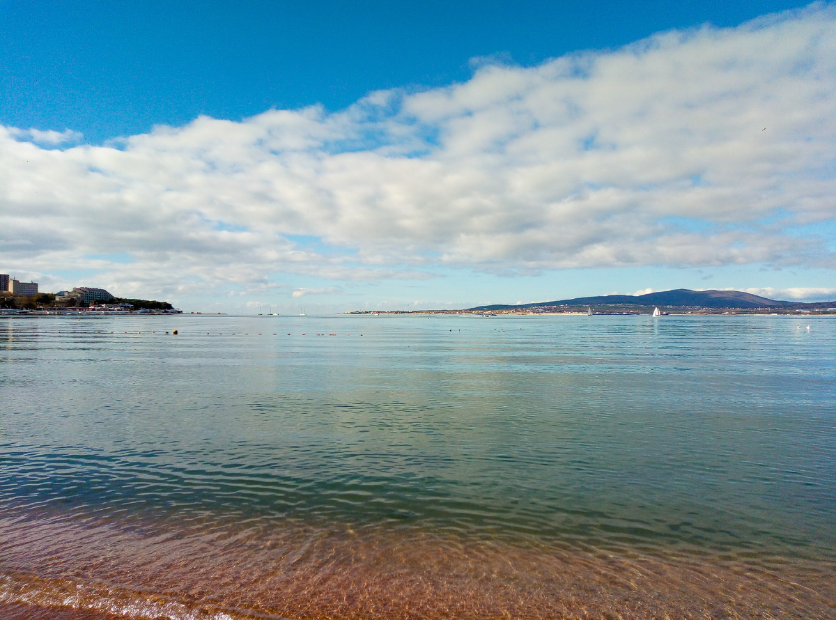 Чёрное море, яхты, пляж, горы, облака, Геленджик