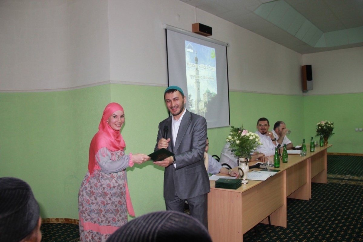 Вручение диплома медресе 