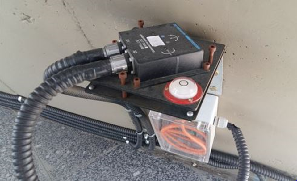 Датчик крена от компании «Зет-Лаб» в зоне примыкания стены подвала к фундаменту. Фото из открытых источников Интернет, приведено только в качестве иллюстрации