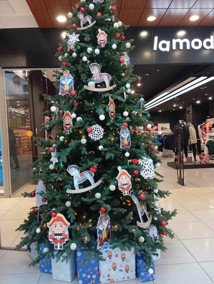 Вот такая ёлочка,нас встретила при входе в ТЦ.