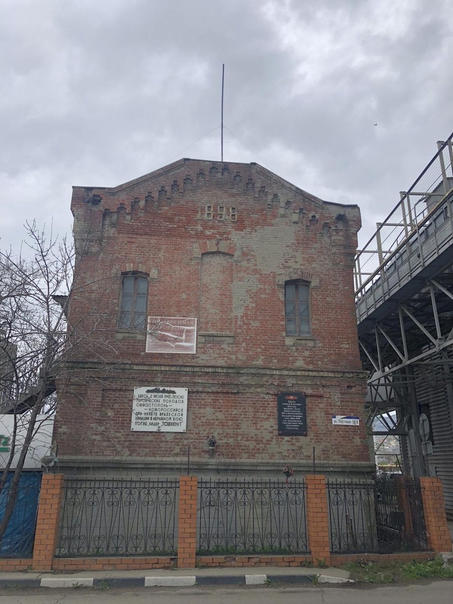 Здание по улице Портовая, 10 а. Фотография автора.