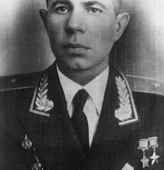 Единственный за историю войны командир стрелкового полка - дважды Герой Советского Союза. Прошел всю войну, а в 43 года сгорел от болезни