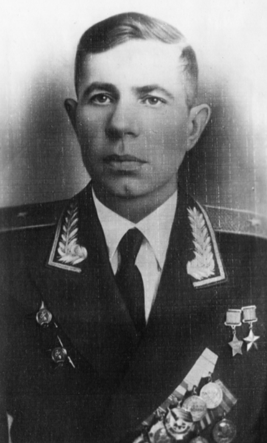 Дважды Герой Советского Союза генерал-майор П.И.Шурухин (1912-1956). Источник 
 -  https://warheroes.ru/hero/hero.asp?photo_id=16857