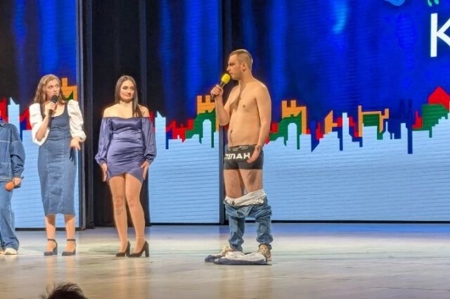    Один из игроков вышел на сцену в трусах. Фото: АиФ-Северный Кавказ