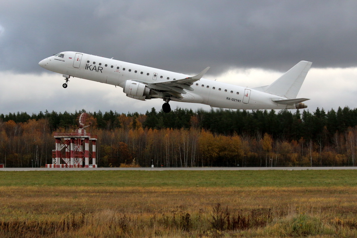 Мороз не велик, а стоять уже не велит. На перроне ощутимо ветрено и холодно.  Последние деревья хвастаются своей позолотой. Застать солнце спешат пассажиры: кто в Москву, кто в Белоруссию. Самые отчаянные выбирают промозглый Питер. Раз и Питер самый первый отрывается от полосы. Следом неторопливо и несколько вальяжно начинает разбег рейс на Белоруссию. Оказывается, на борту мои друзья. Давно им фотки их самолета обещал. Москвичи вроде самые торопливые но они последние в этой тройке. Вжух и тоже в небе.  