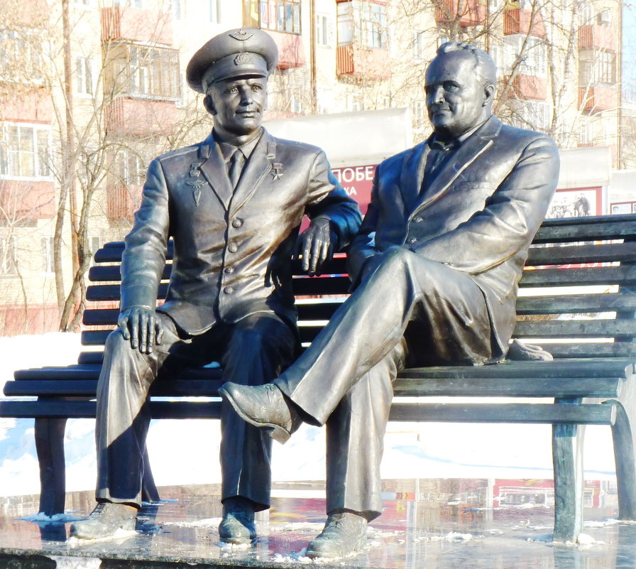 Памятник Сергею Королеву и Юрию Гагарину 
