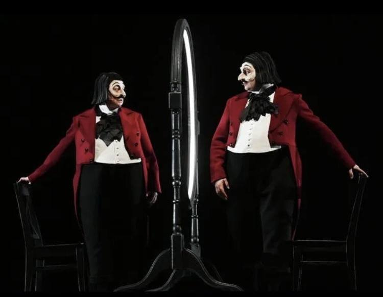 ( все фото взяты с https://msk1.ru/afisha/theatre/mertvye_dushi-id1391965/ ) 