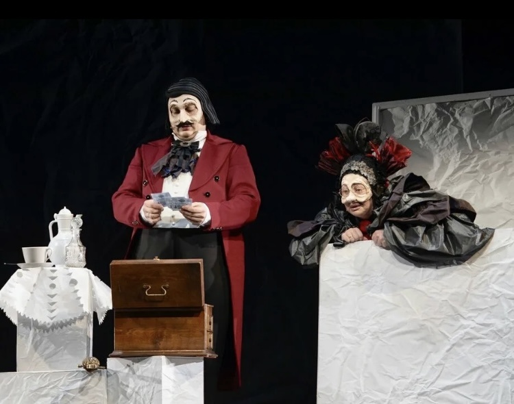 Чичиков и Коробочка ( Аронова в роли Коробочки) 