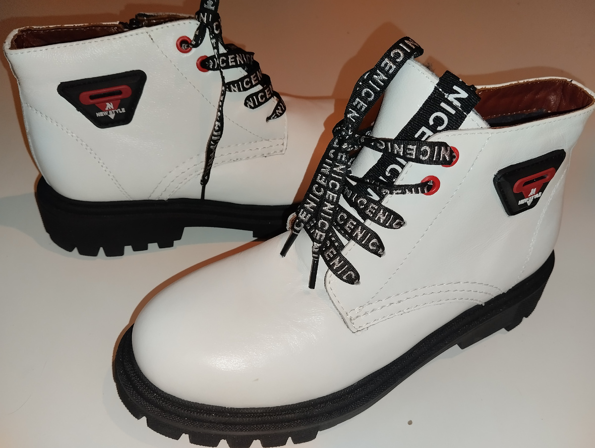 Это мои ботинки. Обувала только два раза. Я даже писала про них раньше. Но без ссылки.