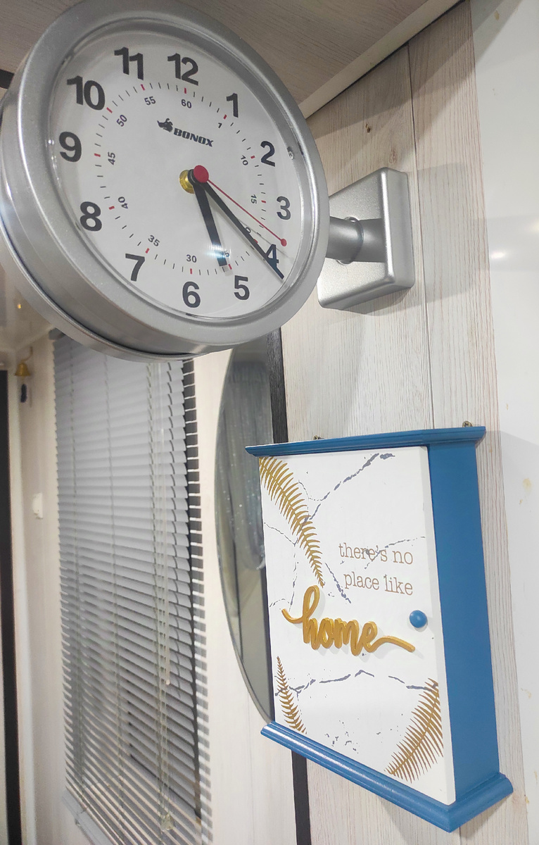 часы и ключница