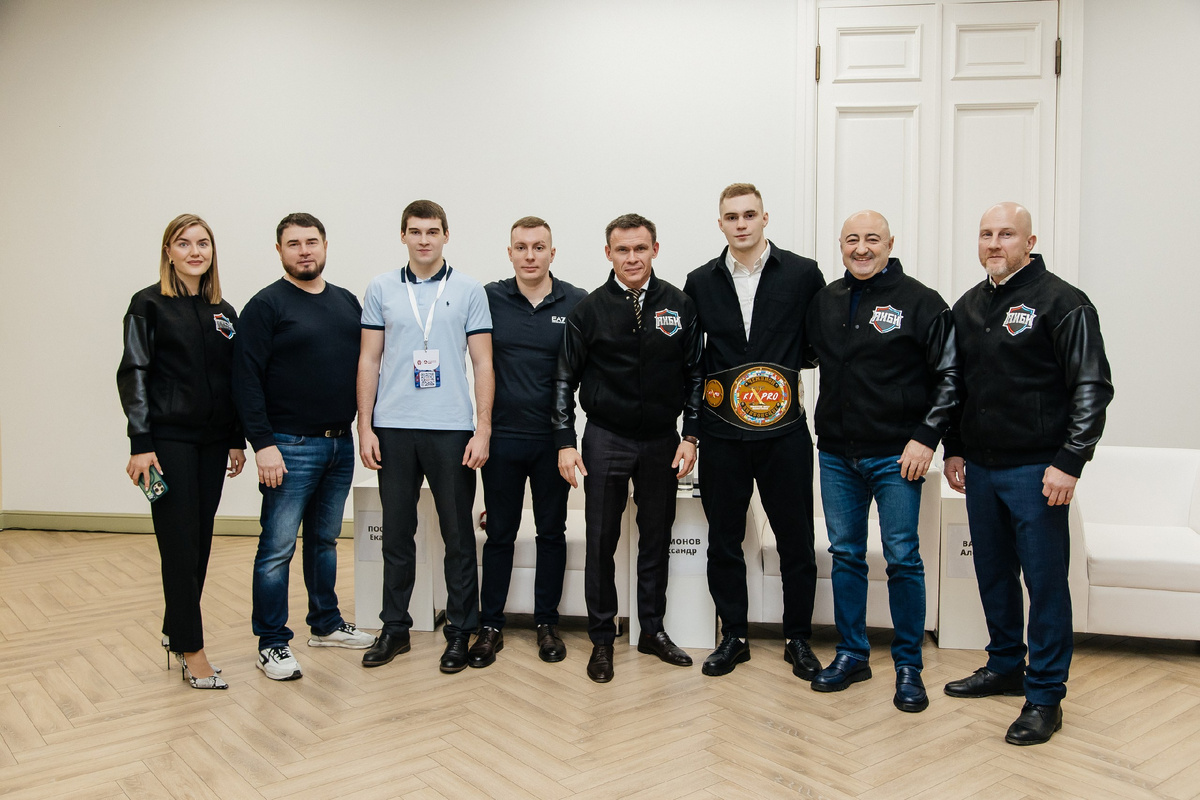 Нижегородец Андрей Дудин (третий справа) награжден поясом престижа K1XPRo. Фото: Федерация кикбоксинга Нижегородской области