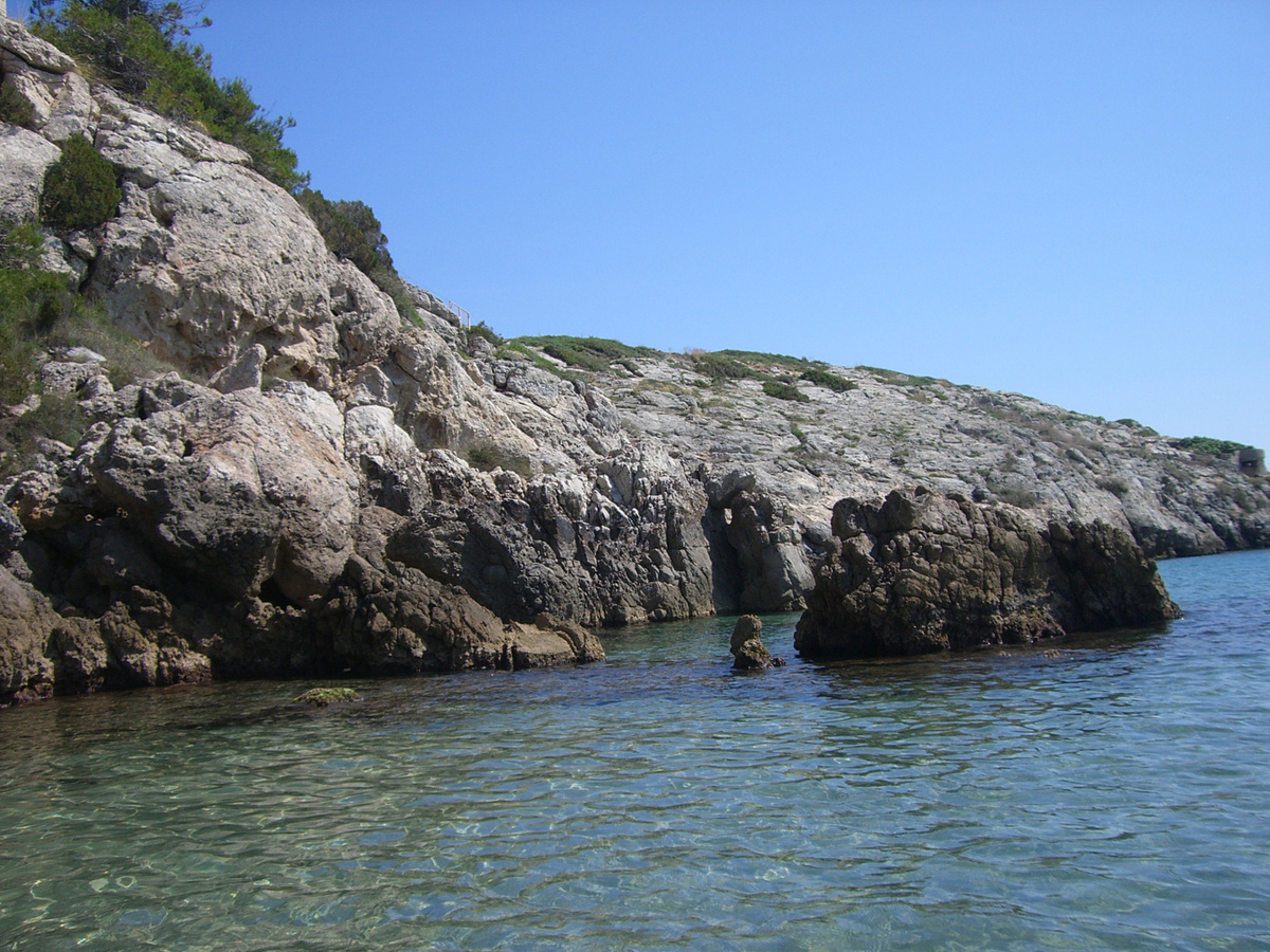 Скалы в бухтах. Фото автора.