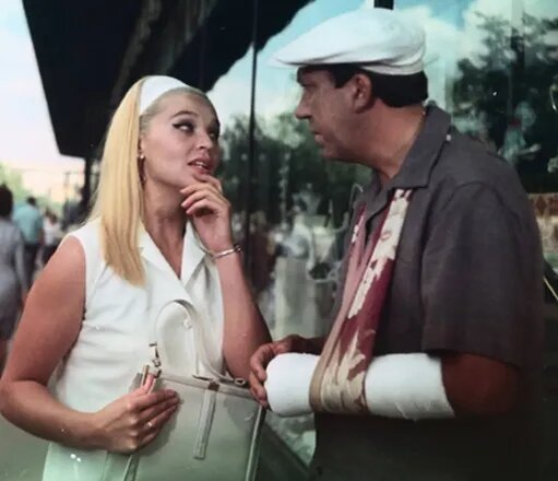 С Юрием Никулиным  в "Бриллиантовой руке"  https://www.thevoicemag.ru/stars/news/12-08-2024/vrachi-ne-budut-operirovat-svetlanu-svetlichnuyu-aktrisa-kategoricheski-otkazalas-lechit-onkologiyu/