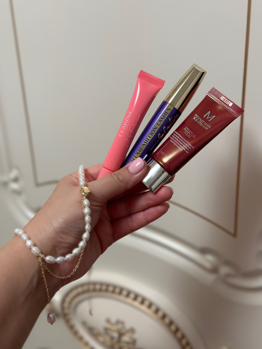 Знаменитый bb cream Misha ,тушь почти легенда So couture, блеск бальзам Clarins в идеально нежном оттенке 01.