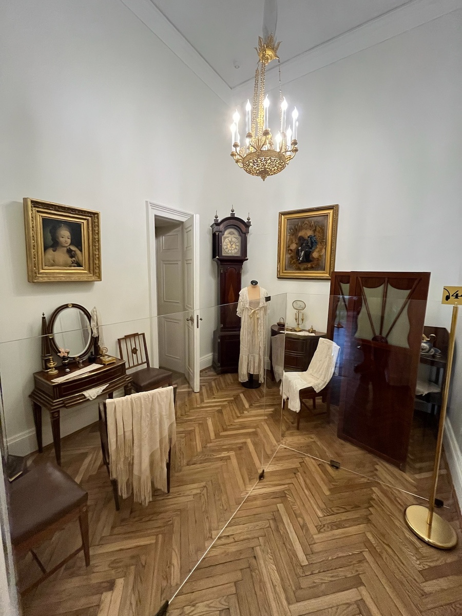 Проходная комната в апартаментах Екатерининского дворца. Фото автора.