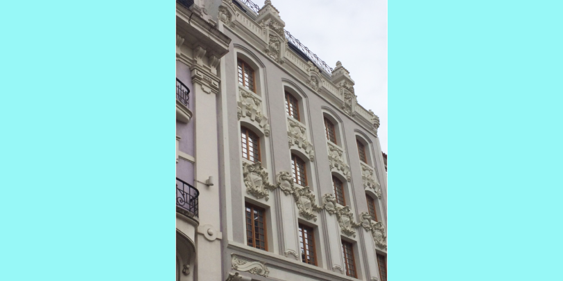 Необычных зданий в Лиссабоне хватает. Фото автора